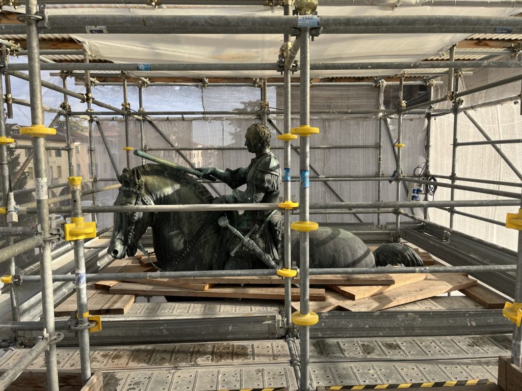 Padova | Il monumento equestre al Gattamelata viene spostato da Piazza del Santo per completare le indagini diagnostiche e procedere ai lavori di restauro
